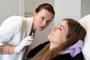 Perfekte-Nase-ohne-OP-Alena-Schweder-erklärt-die-Behandlung-Aesthetiqua