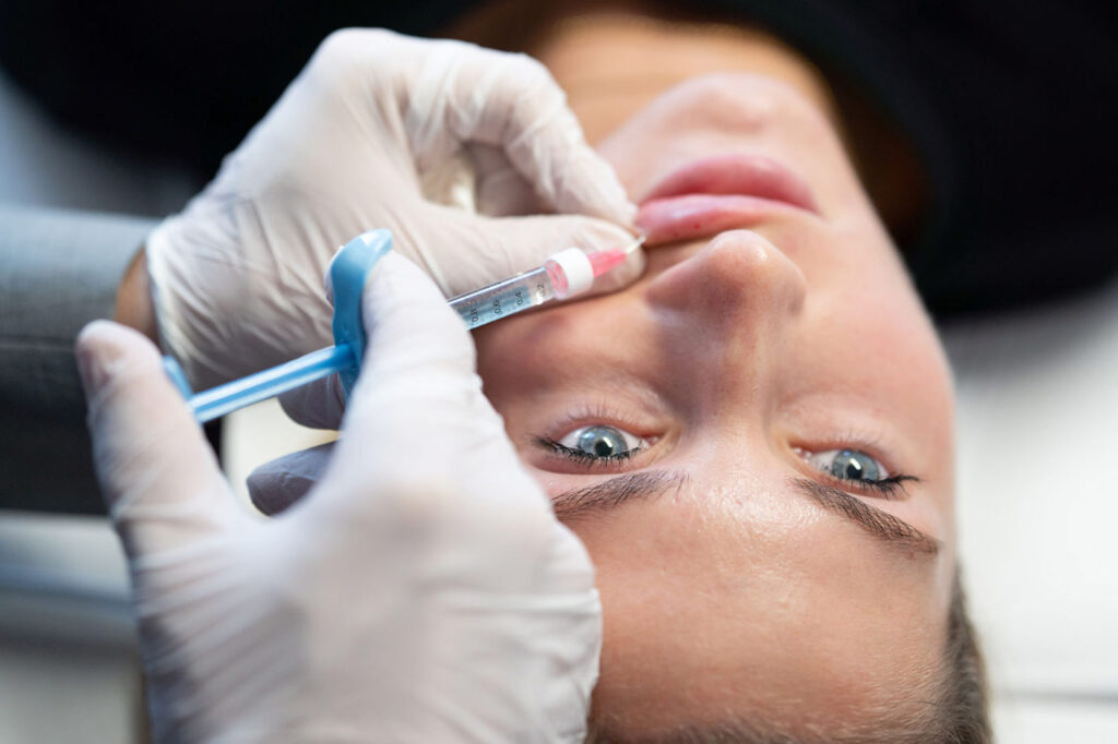 Lippen-aufspritzen-mit-Hyaluron-Behandlungsablauf-Aesthetiqua
